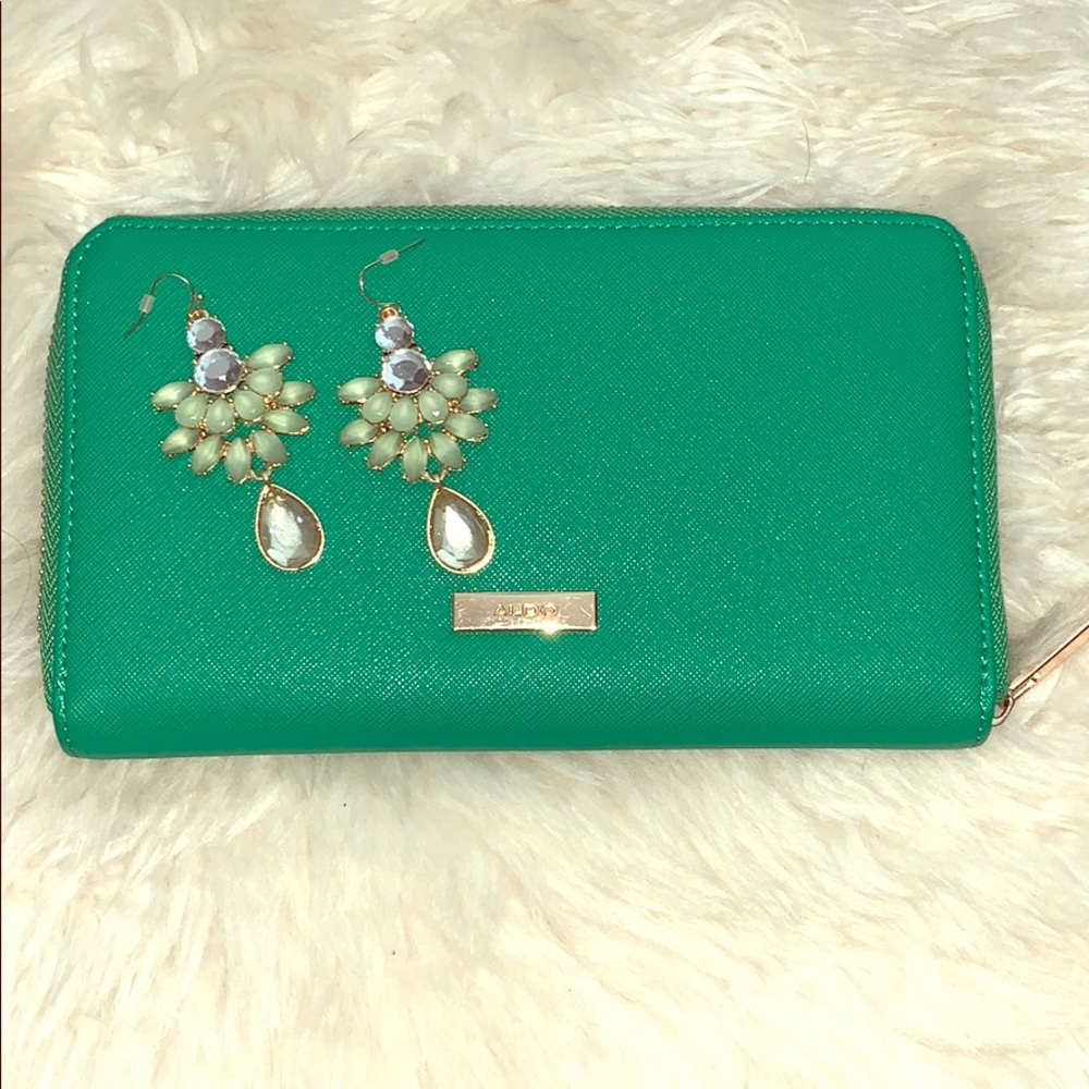 Brand new pair of women’s earrings